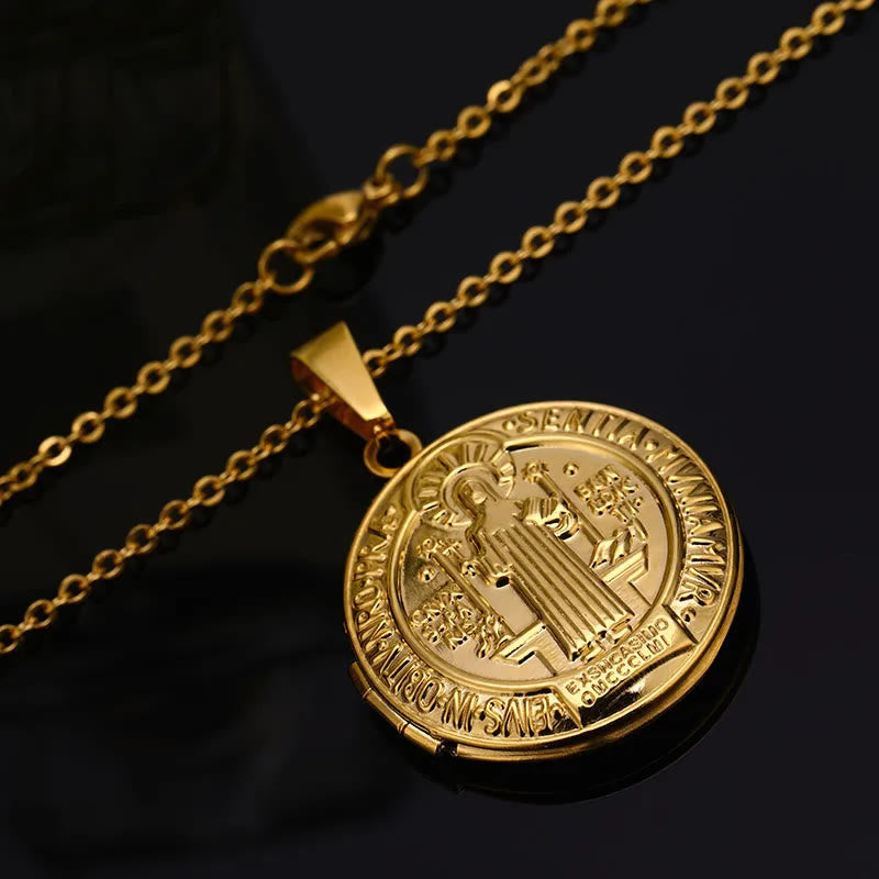 Collar de titanio con colgante clásico de San Benito