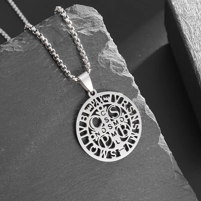 Collar con colgante calado con el símbolo de San Benito