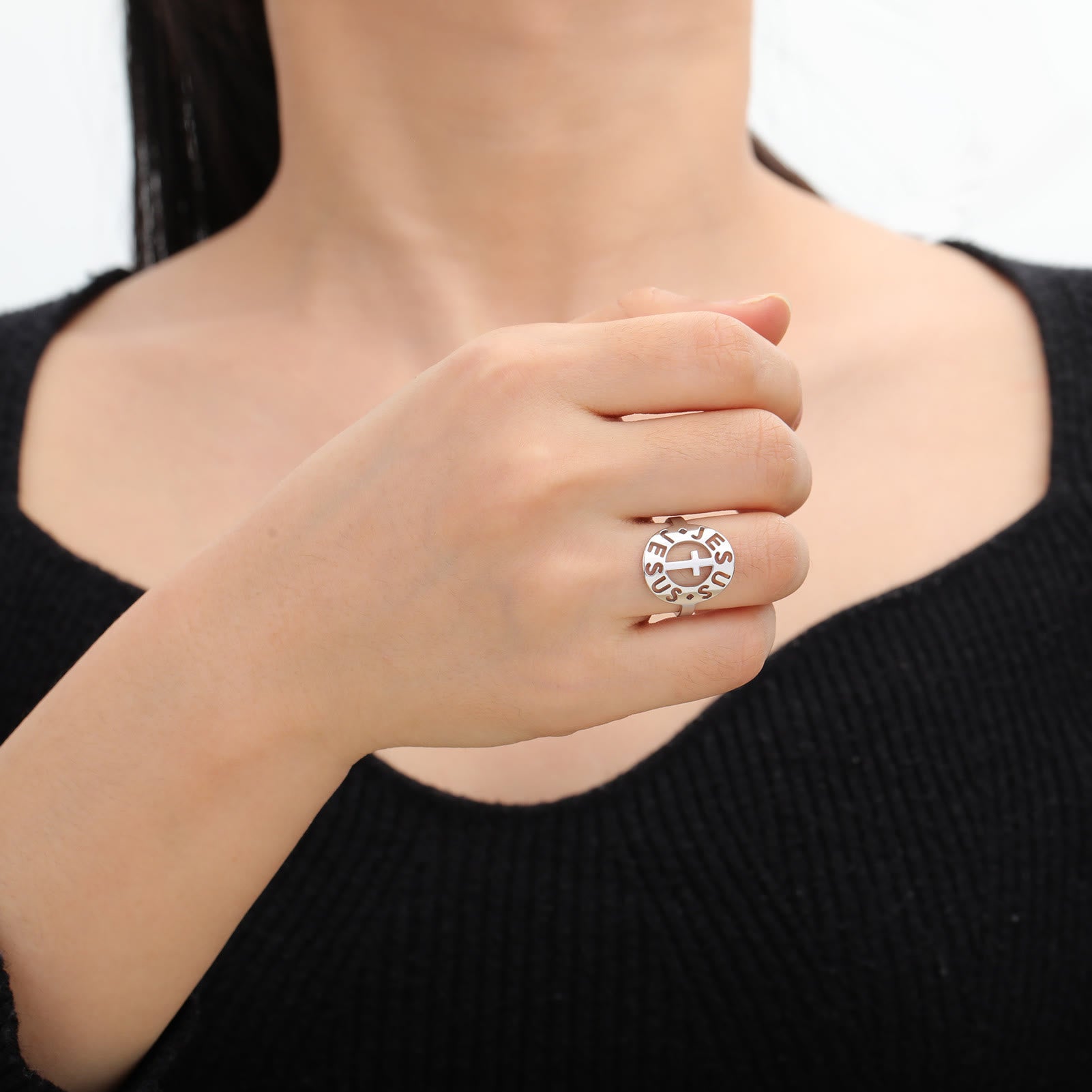 Anillo de acero inoxidable con amuleto de cruz "JESÚS"