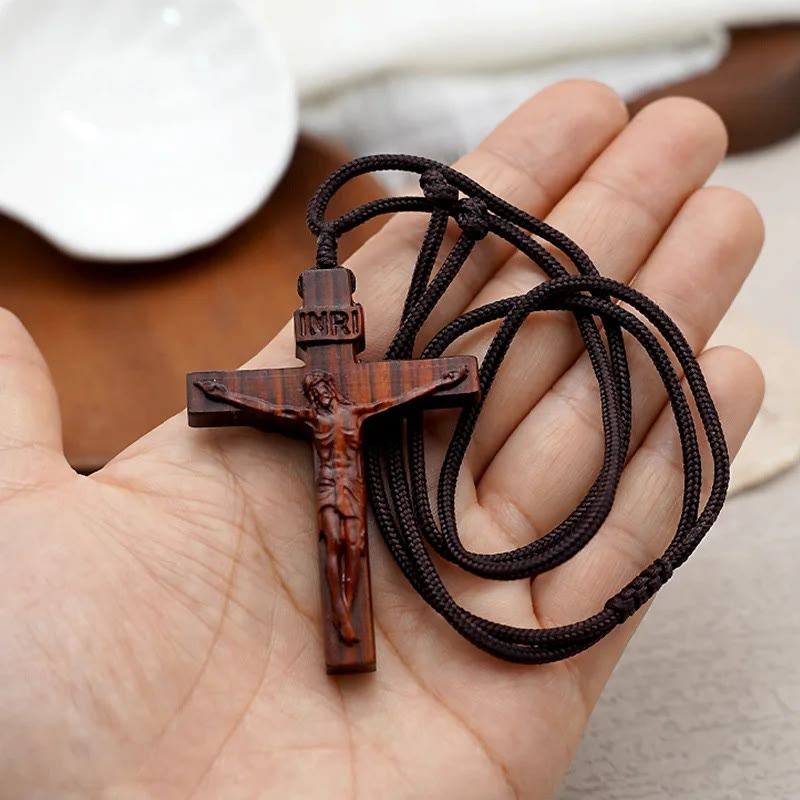 Collar de madera de Jesús Crucificado