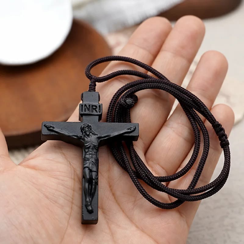 Collar de madera de Jesús Crucificado