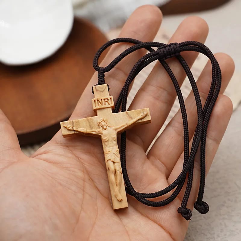 Collar de madera de Jesús Crucificado
