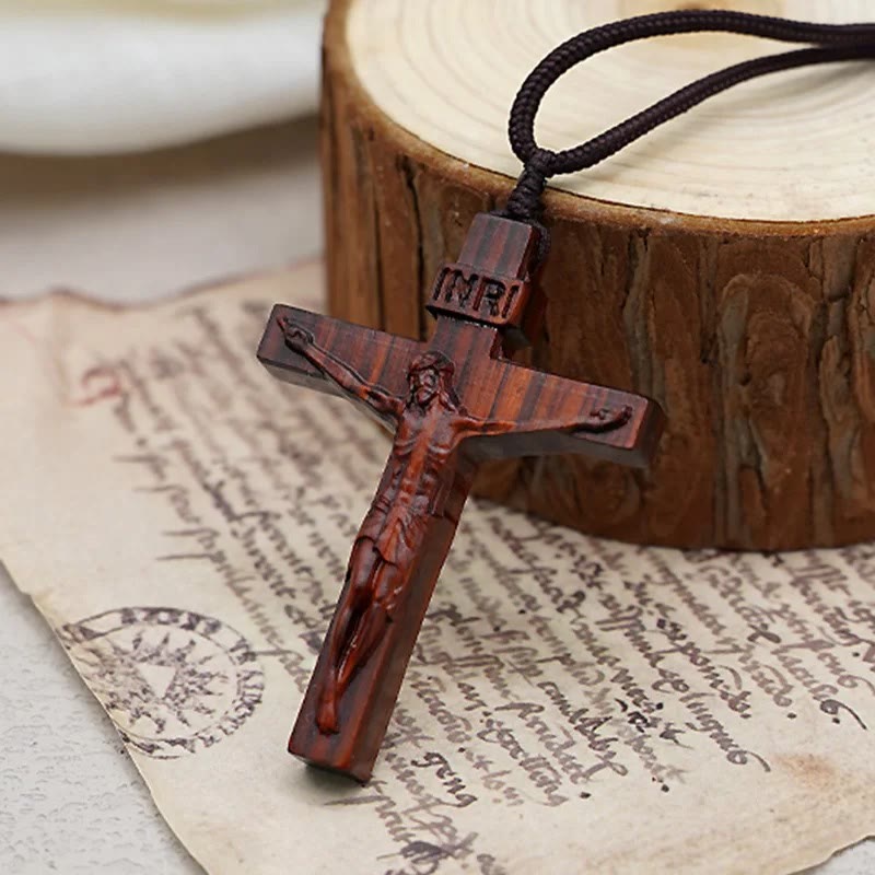 Collar de madera de Jesús Crucificado