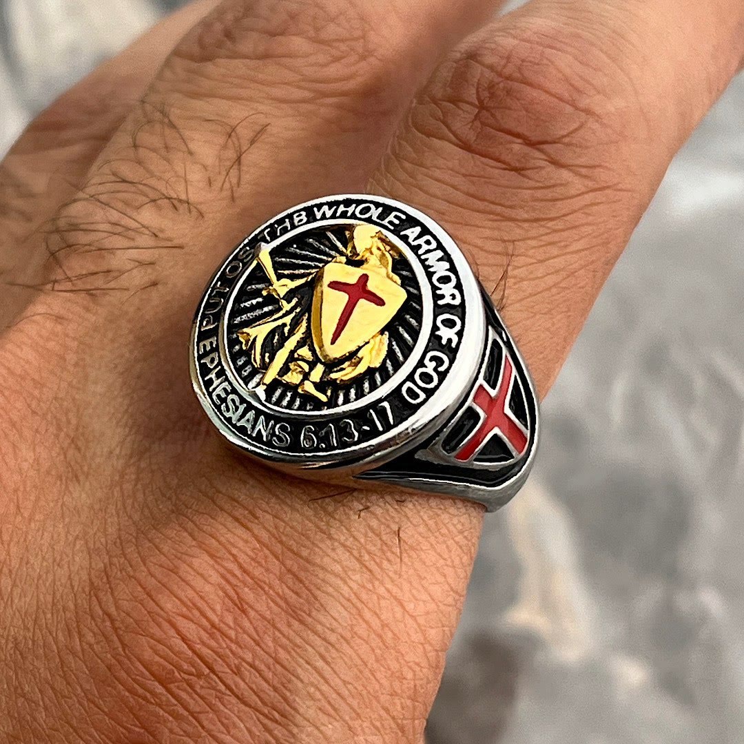 Anillo de titanio con escudo protector de armadura de caballero