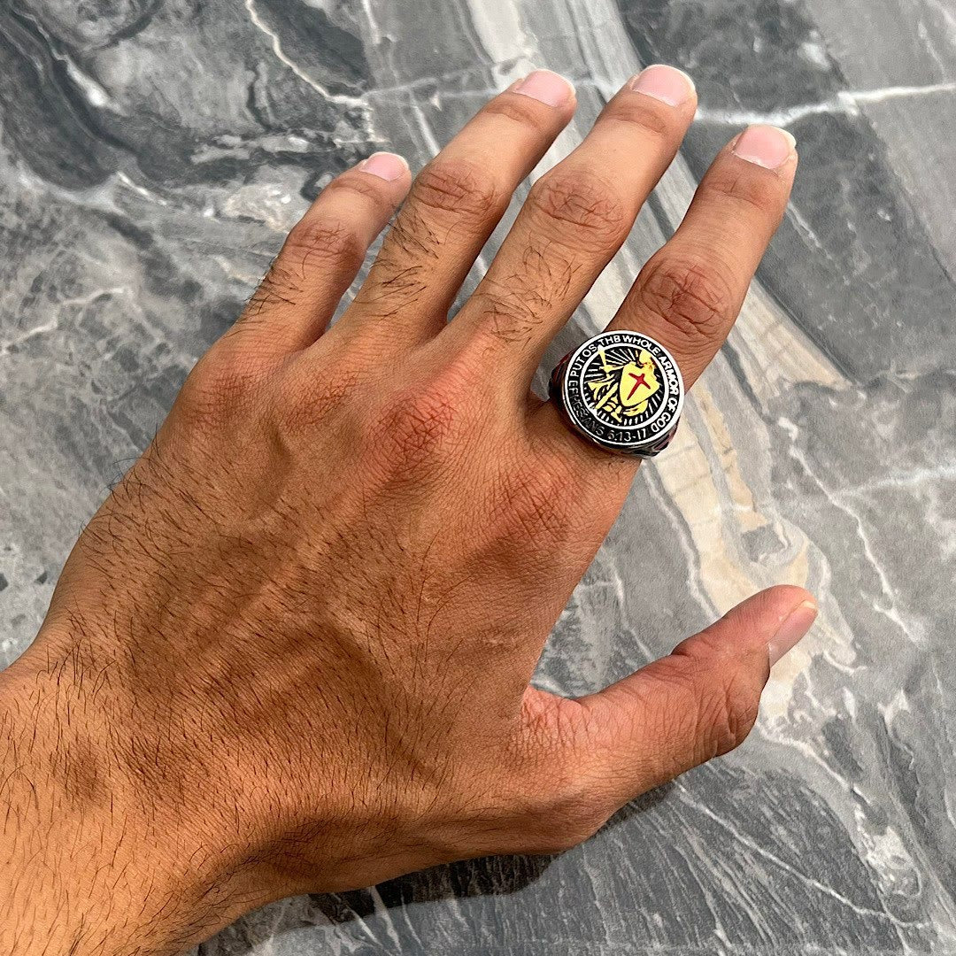 Anillo de titanio con escudo protector de armadura de caballero