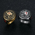 Anillo de titanio con escudo protector de armadura de caballero