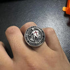 Anillo de titanio con escudo protector de armadura de caballero