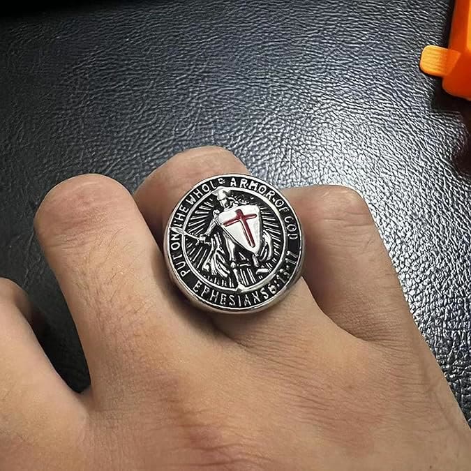 Anillo de titanio con escudo protector de armadura de caballero