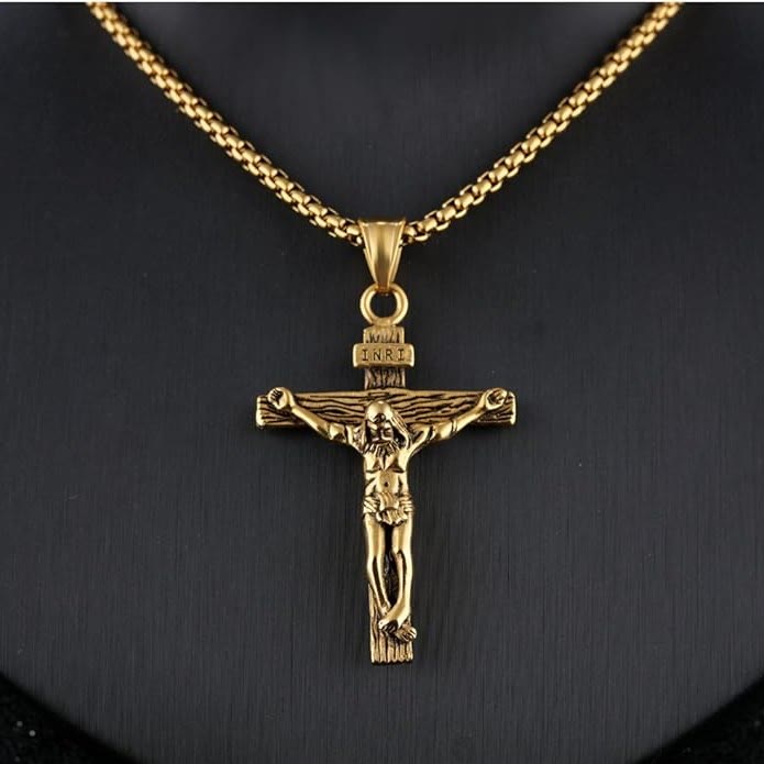 Collar con colgante de crucifijo de joyería