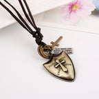 Collar de cuero con escudo cruzado/cuerno retro