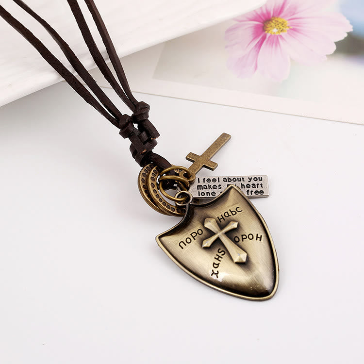 Collar de cuero con escudo cruzado/cuerno retro
