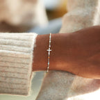 Pulsera de Cruz Minimalista Delicada