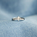Anillo Minimalista de Jesús con Cruz de Zirconia