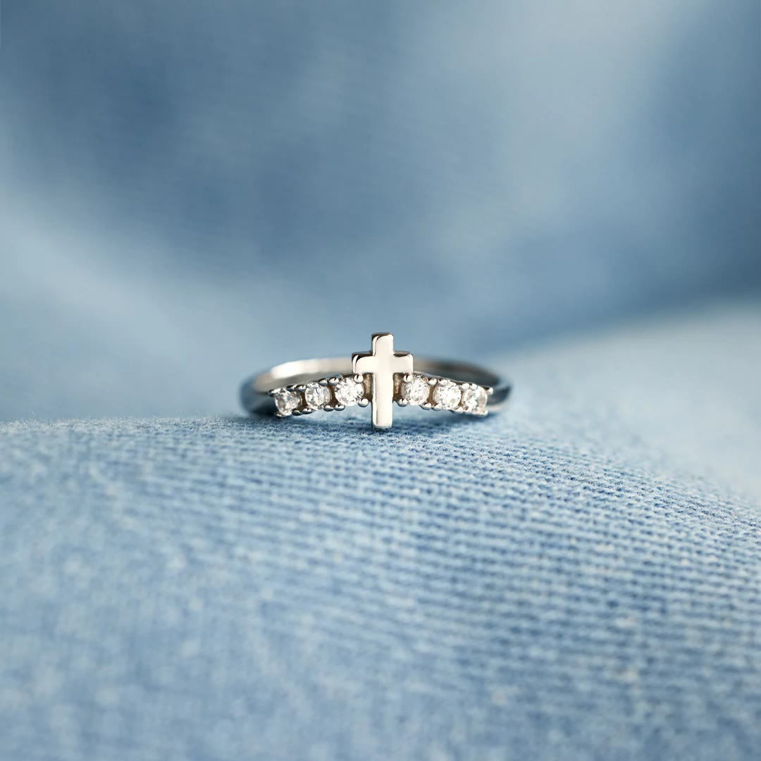 Anillo Minimalista de Jesús con Cruz de Zirconia