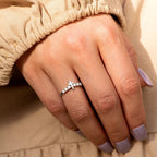 Anillo Minimalista de Jesús con Cruz de Zirconia
