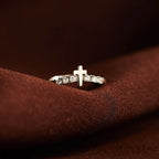 Anillo Minimalista de Jesús con Cruz de Zirconia