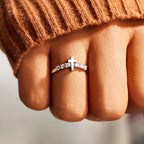 Anillo Minimalista de Jesús con Cruz de Zirconia