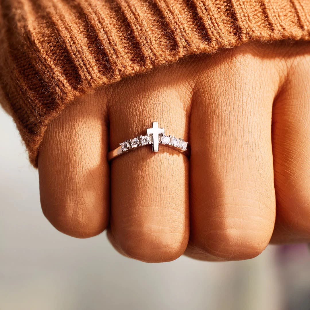 Anillo Minimalista de Jesús con Cruz de Zirconia