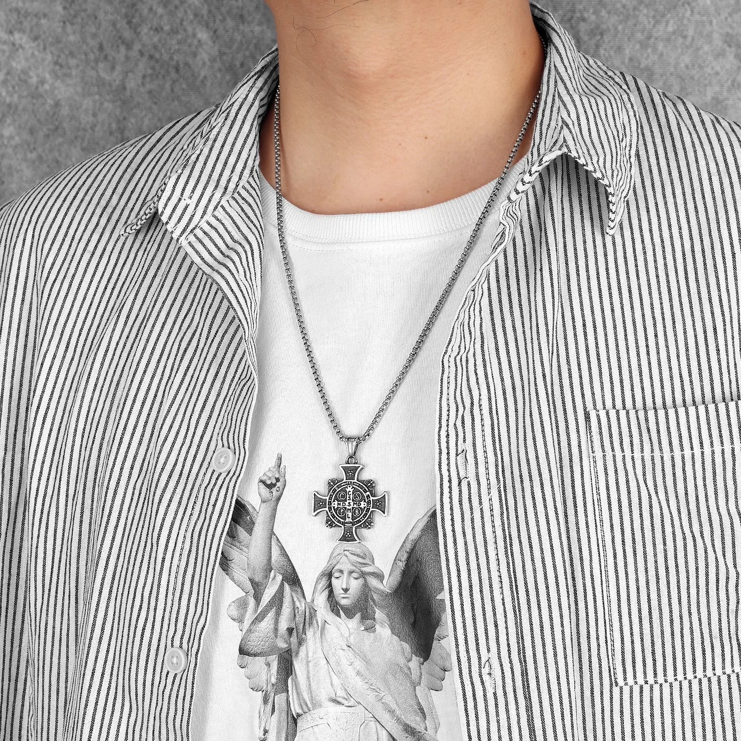 Collar con colgante de cruz y medalla de protección de San Benito