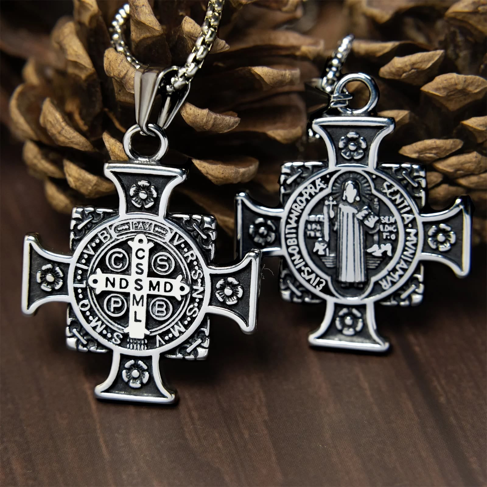 Collar con colgante de cruz y medalla de protección de San Benito
