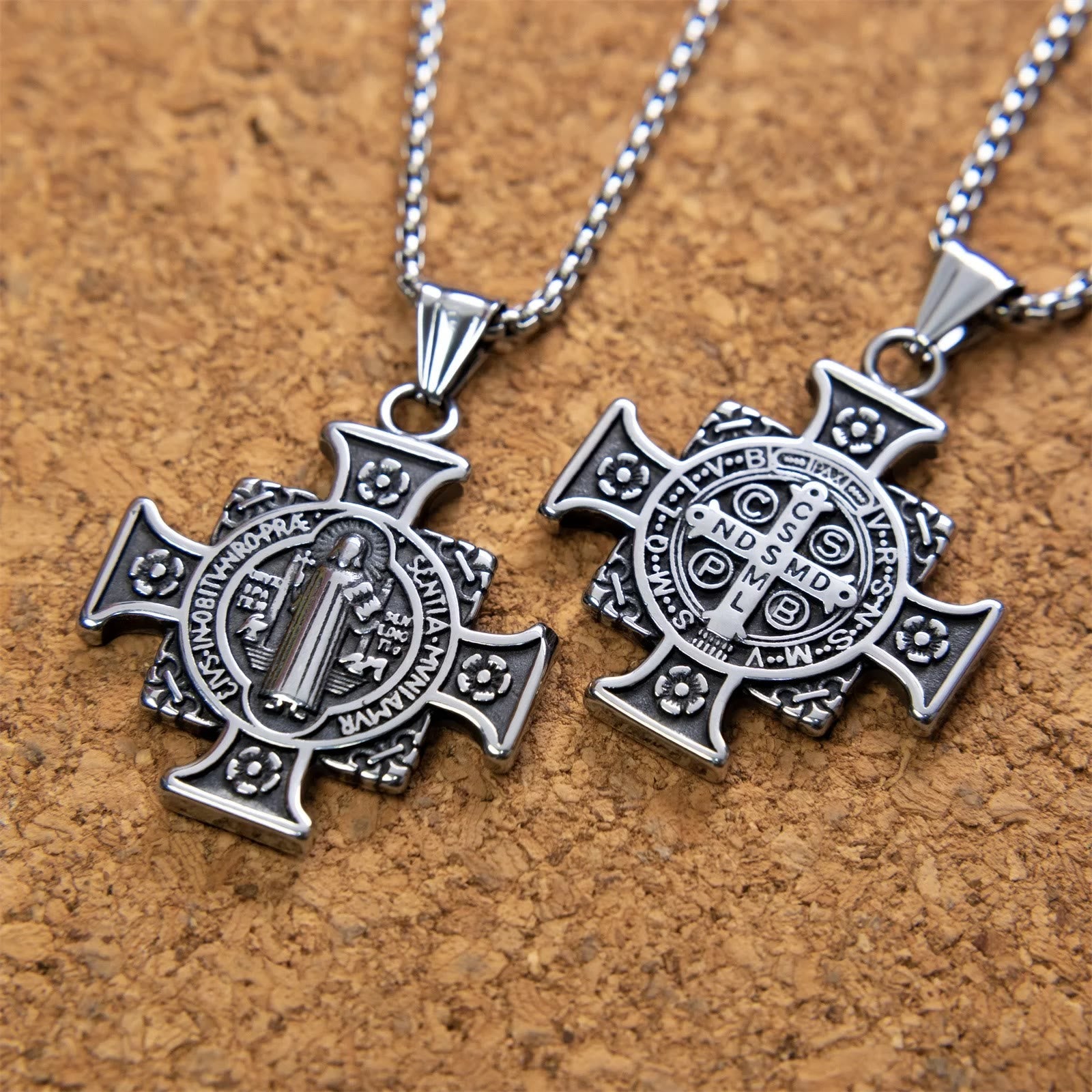 Collar con colgante de cruz y medalla de protección de San Benito