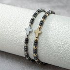 Pulsera apilable de hematita con abalorios y 2 cruces