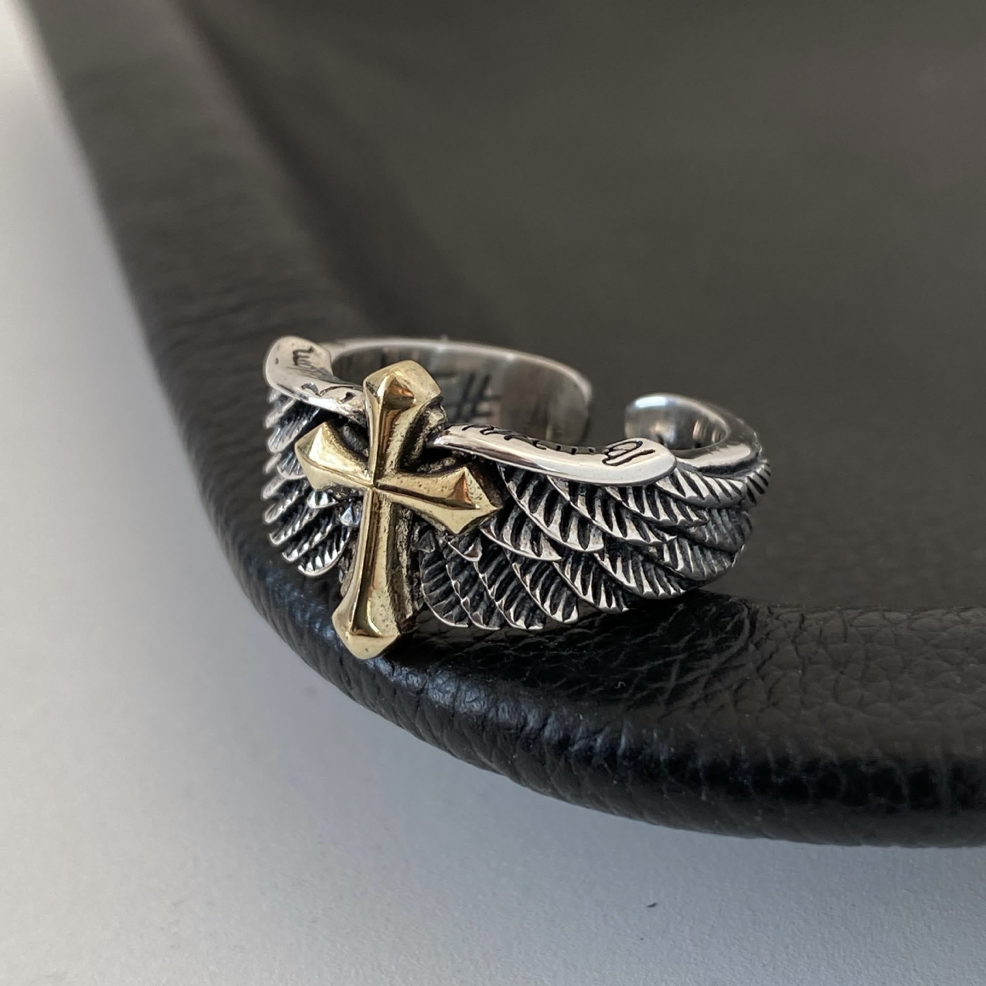 Anillo Ajustable Retro Alas Cruz Graffiti Letra