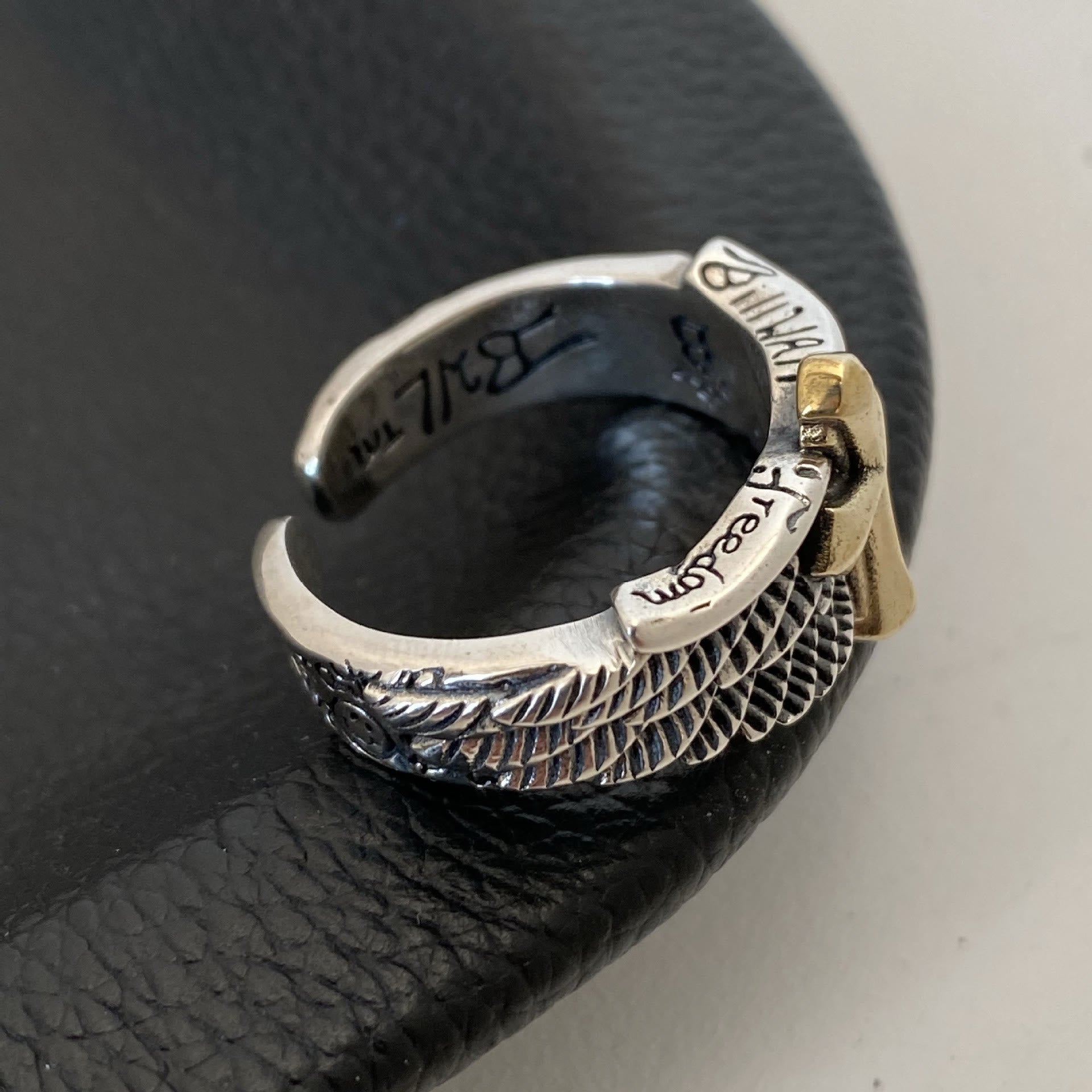 Anillo Ajustable Retro Alas Cruz Graffiti Letra