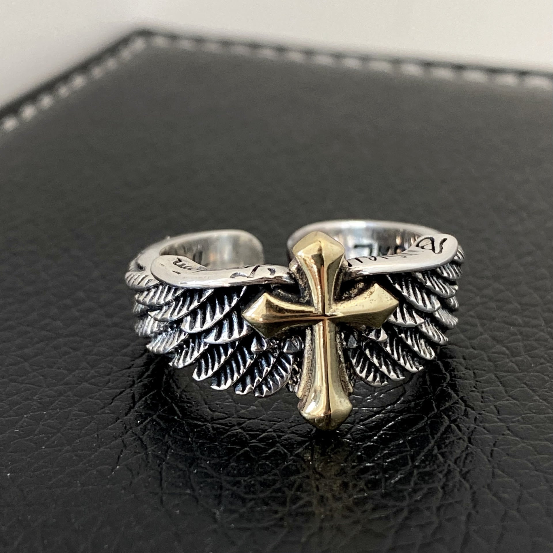 Anillo Ajustable Retro Alas Cruz Graffiti Letra