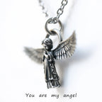 Collar de protección con ángel orante con las alas extendidas