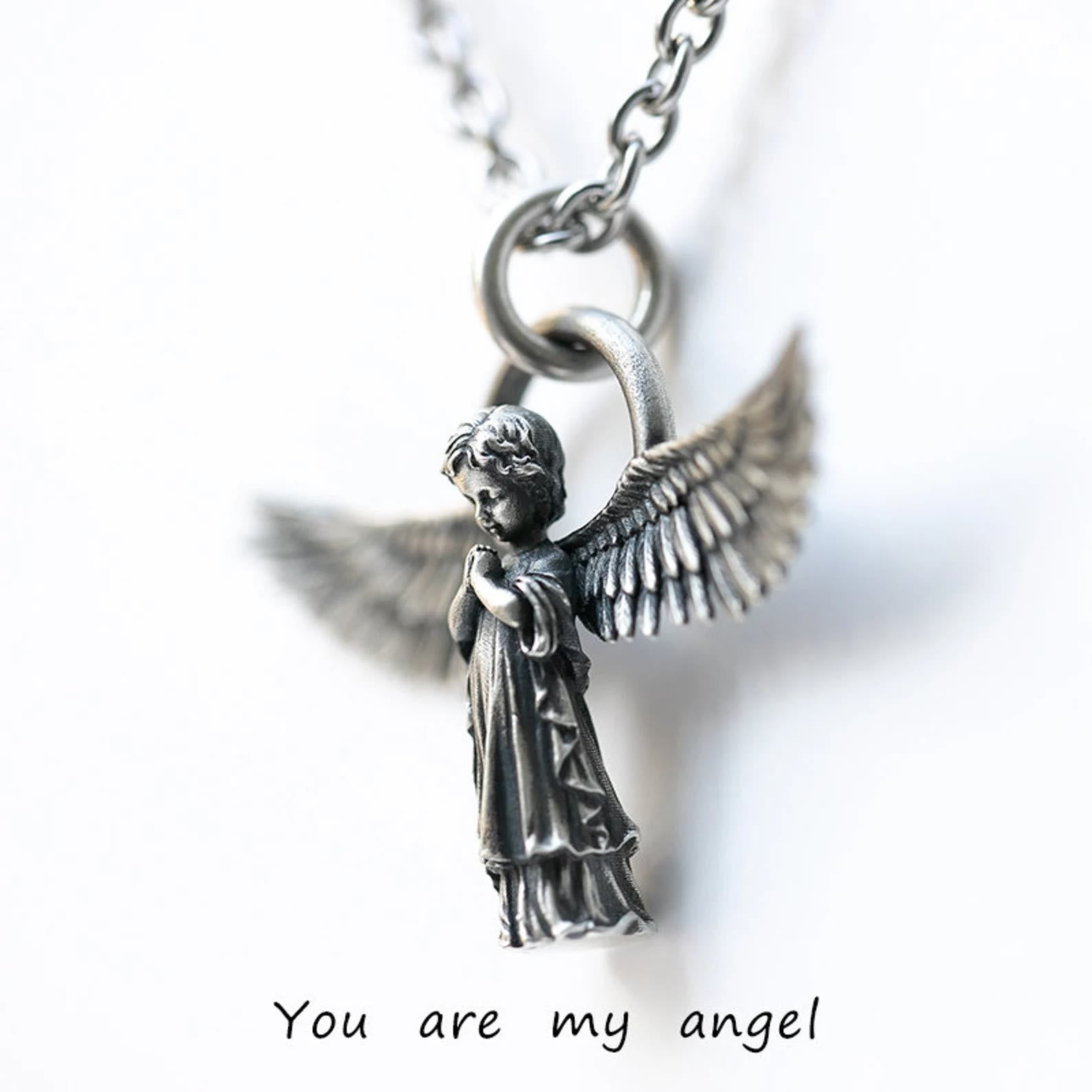 Collar de protección con ángel orante con las alas extendidas