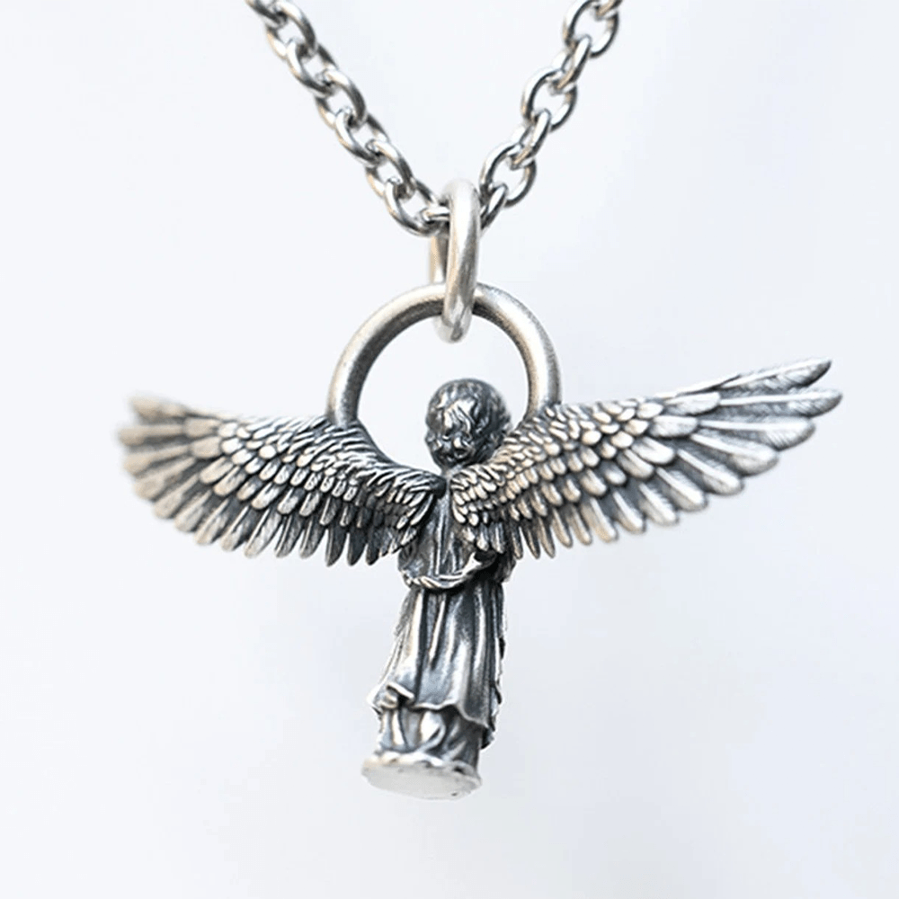 Collar de protección con ángel orante con las alas extendidas