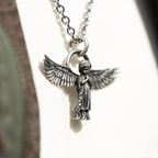 Collar de protección con ángel orante con las alas extendidas