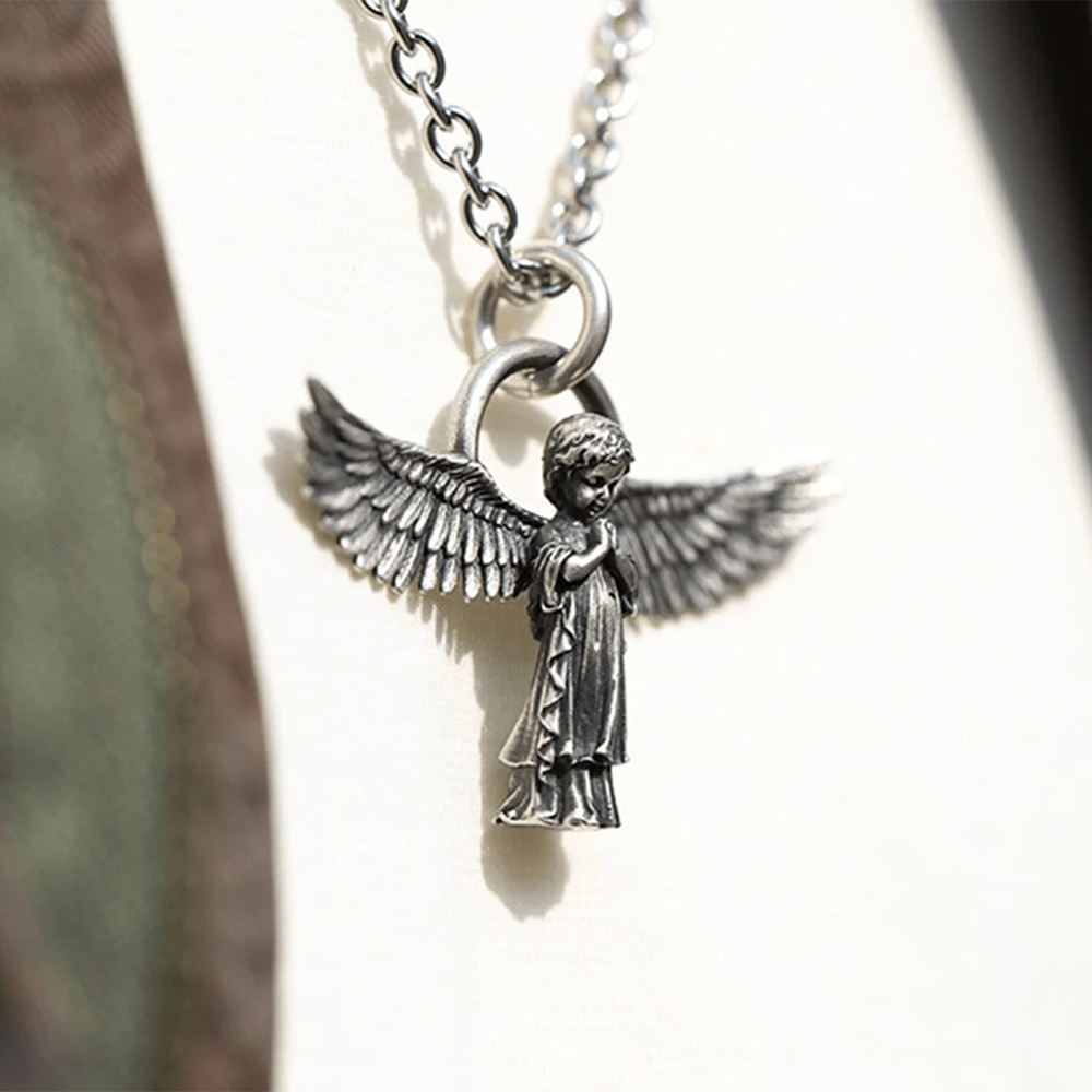 Collar de protección con ángel orante con las alas extendidas