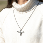 Collar de protección con ángel orante con las alas extendidas