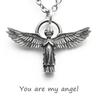 Collar de protección con ángel orante con las alas extendidas