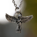 Collar de protección con ángel orante con las alas extendidas