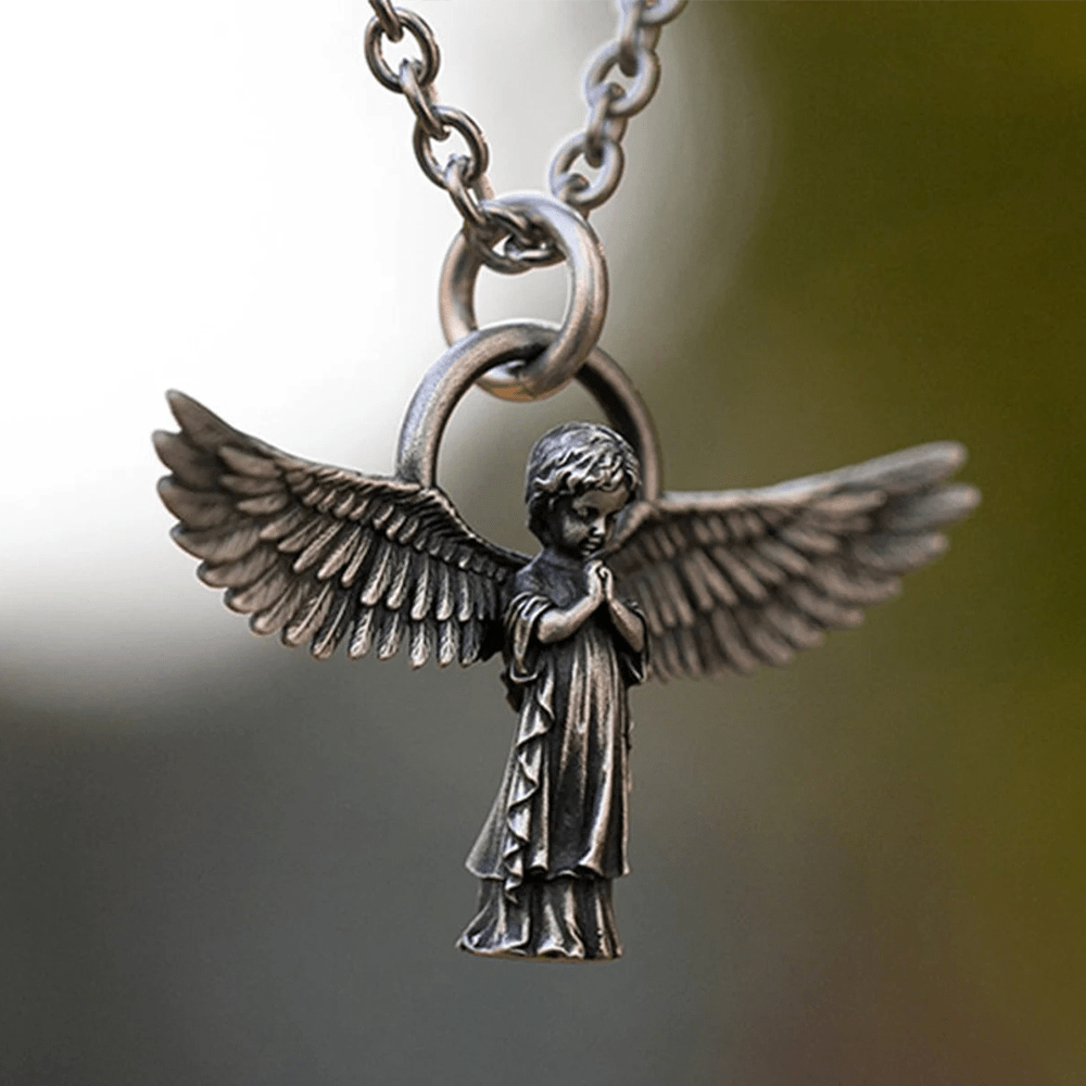 Collar de protección con ángel orante con las alas extendidas