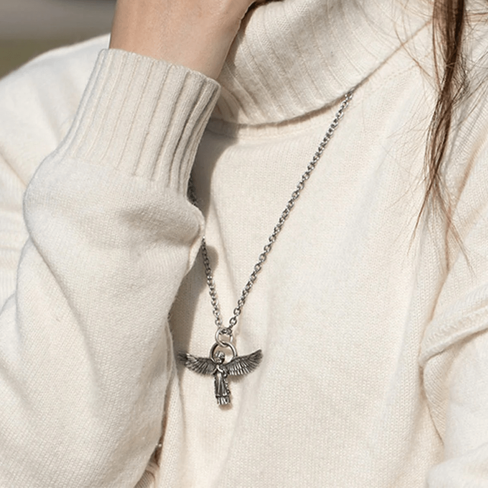 Collar de protección con ángel orante con las alas extendidas
