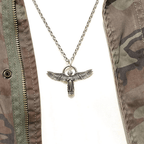 Collar de protección con ángel orante con las alas extendidas