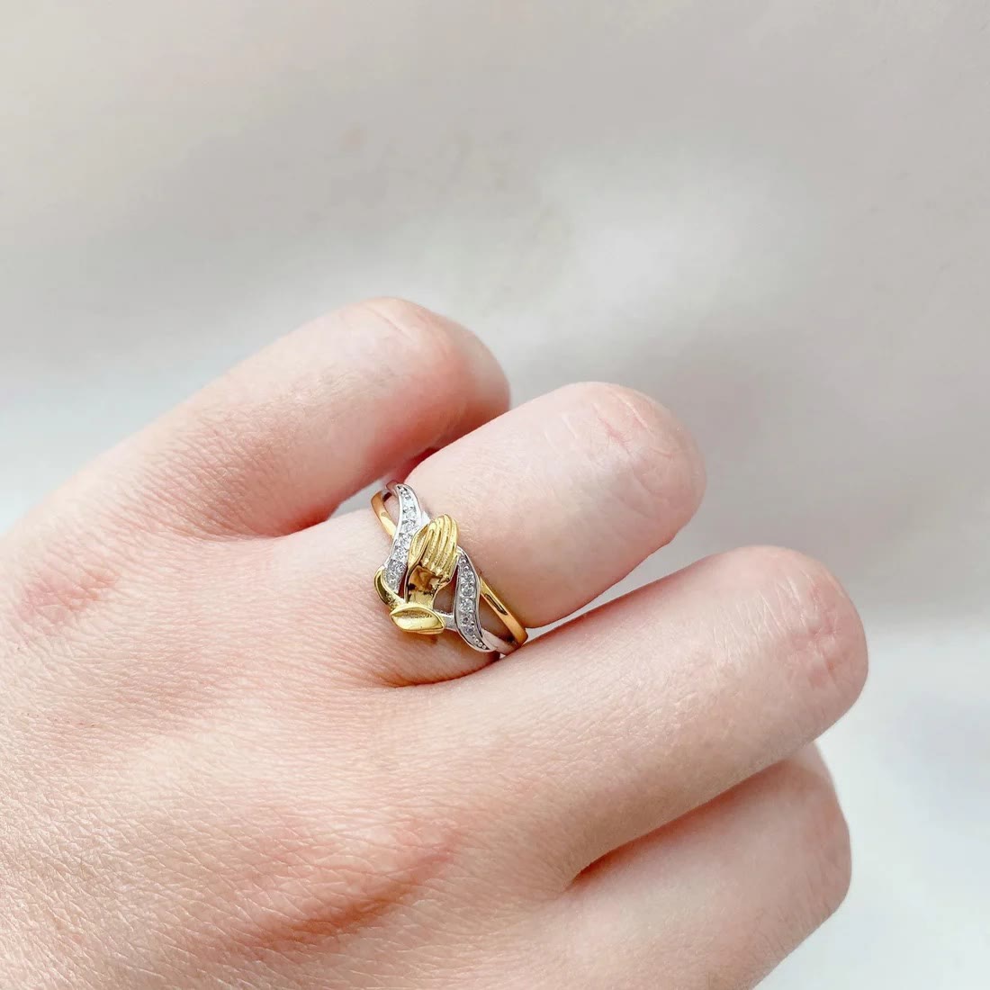 Anillo Manos Orando Oro y Plata
