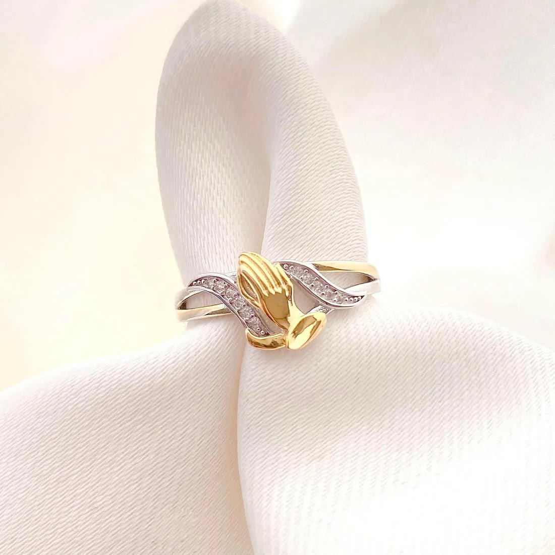 Anillo Manos Orando Oro y Plata