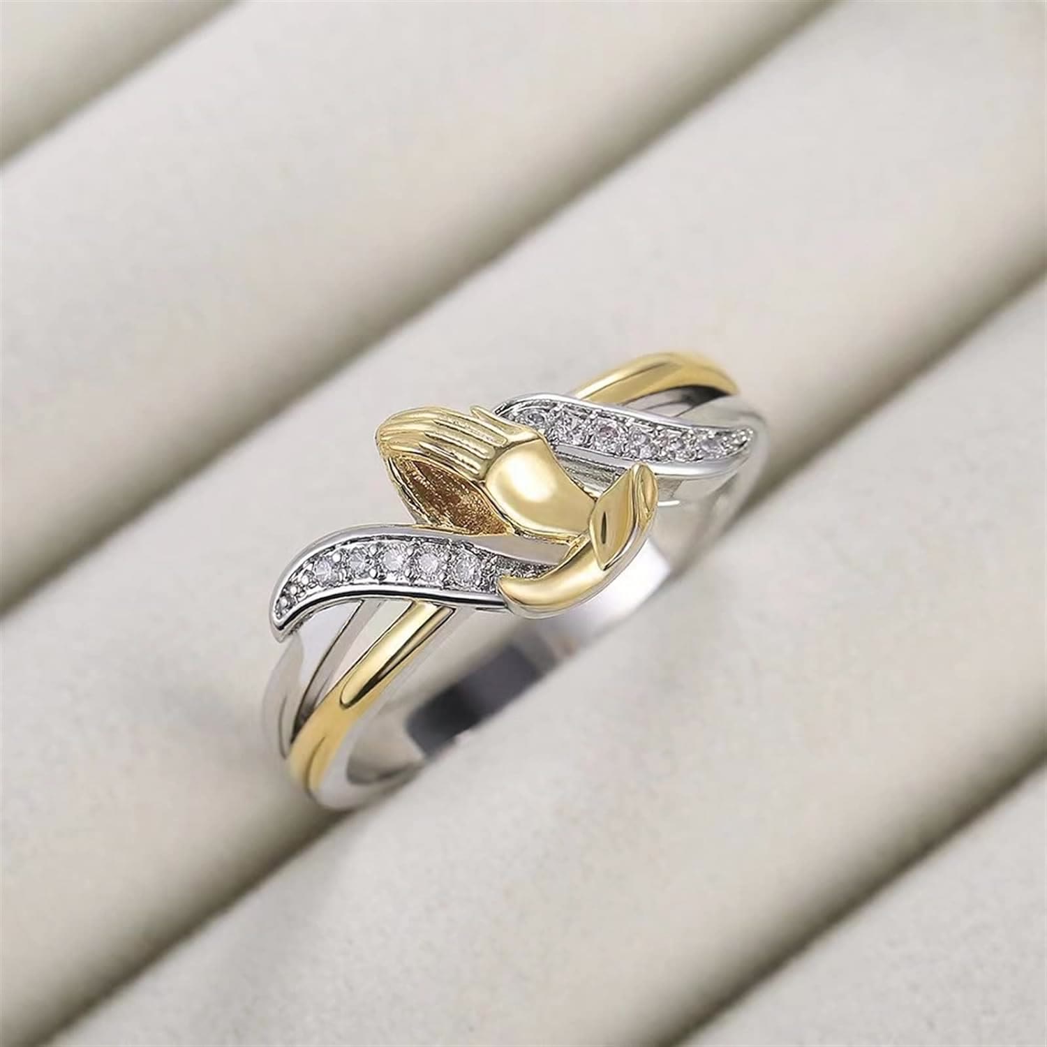 Anillo Manos Orando Oro y Plata