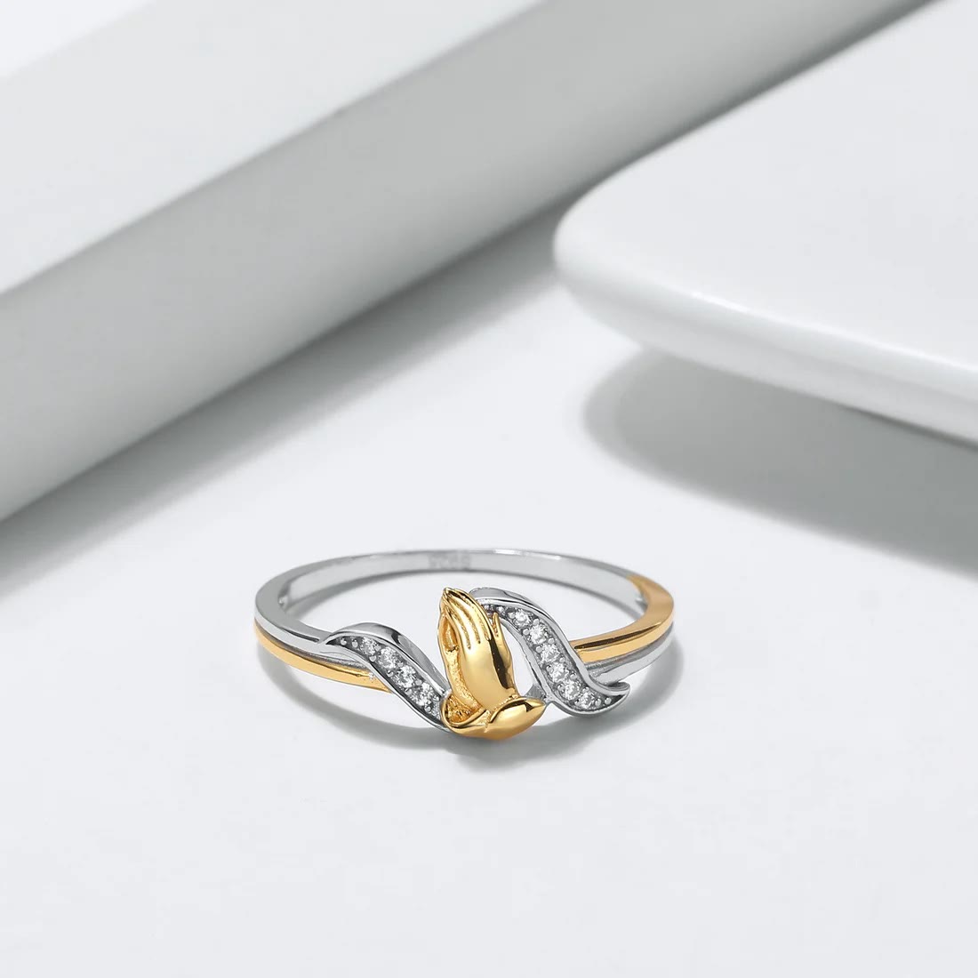 Anillo Manos Orando Oro y Plata