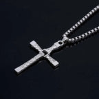 Collar de cadena con colgante de cruz de cristal