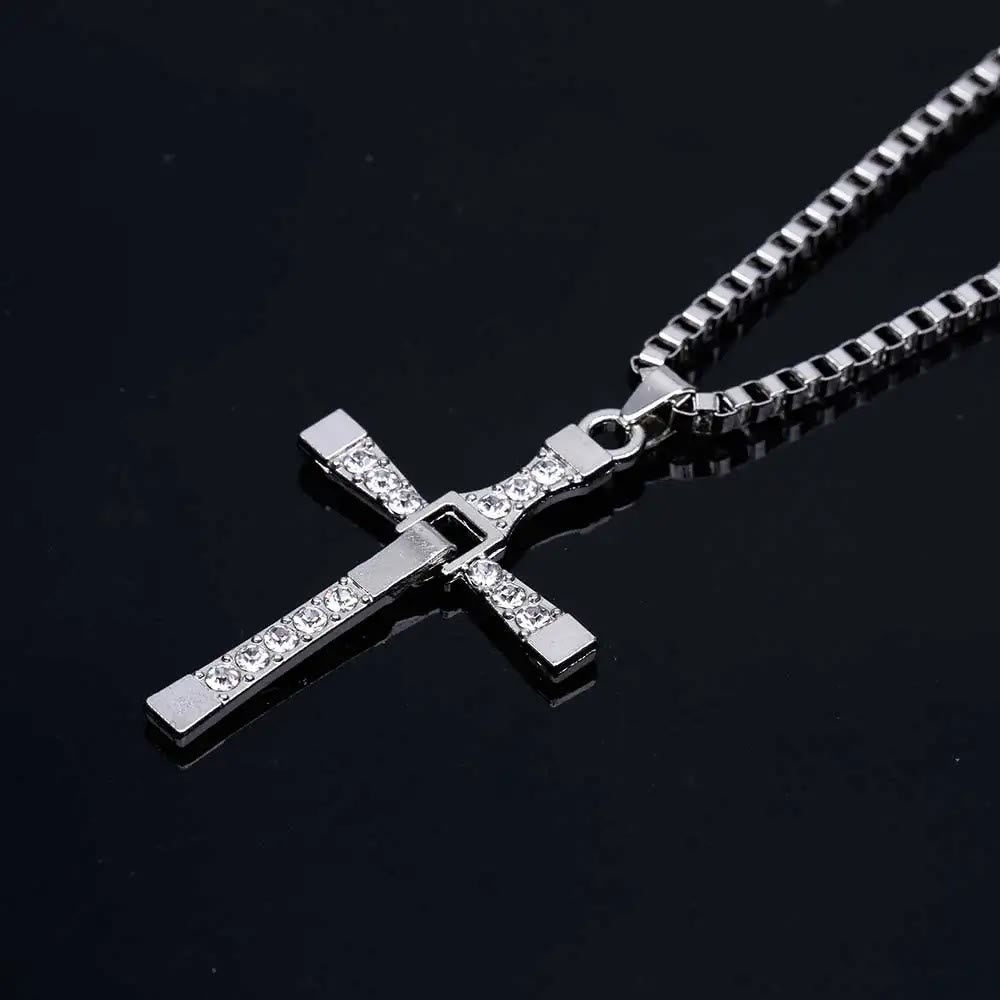 Collar de cadena con colgante de cruz de cristal