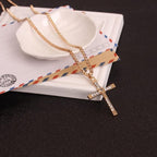 Collar de cadena con colgante de cruz de cristal