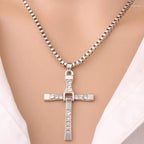 Collar de cadena con colgante de cruz de cristal
