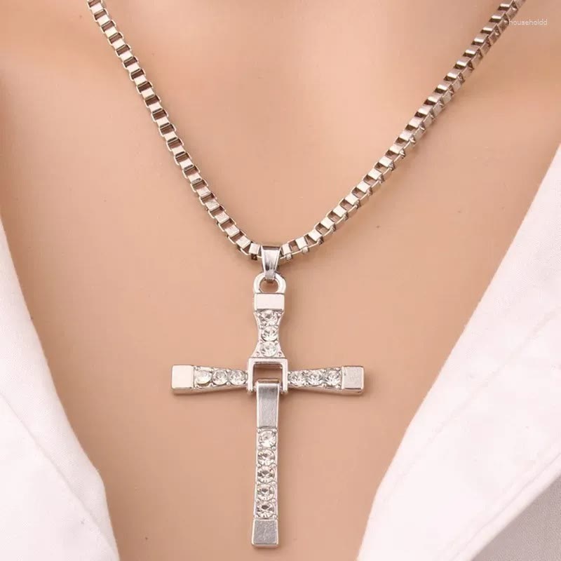 Collar de cadena con colgante de cruz de cristal