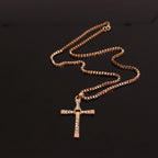Collar de cadena con colgante de cruz de cristal